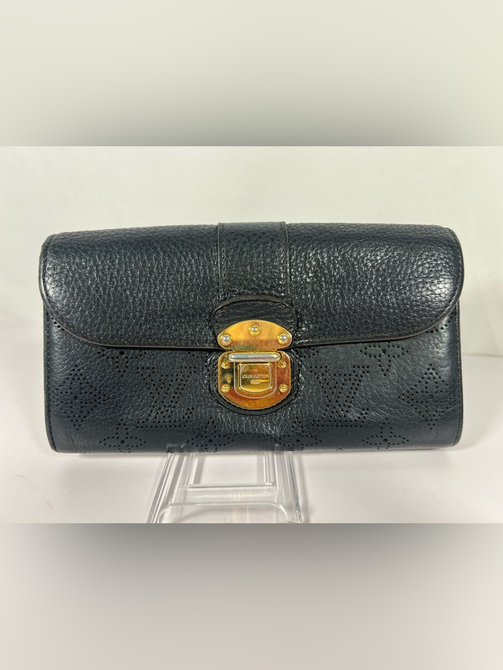 1216: Louis Vuitton Mahina Amelia Wallet Noir Black Leather